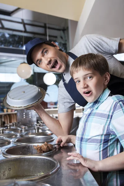 Sorpreso ragazzo con gelato al cioccolato in piedi da lavoratore — Foto Stock