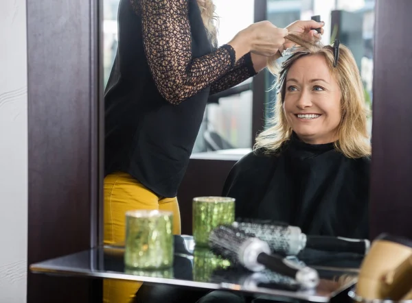 Femme Obtenir une nouvelle coiffure en beauté Parlor — Photo