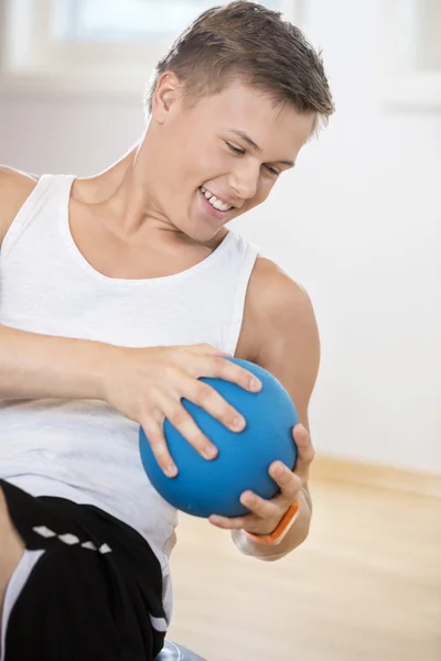 Mann trainiert mit Medizinball in Turnhalle — Stockfoto