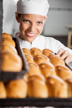 Taze pişmiş ekmek fırını olan kadın