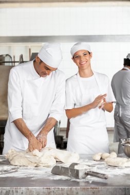 Bayan Baker hamur topları erkek meslektaşım yapma