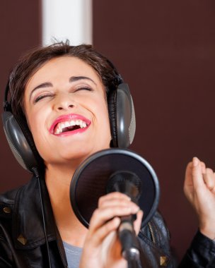 Kadının Studio şarkı söylerken