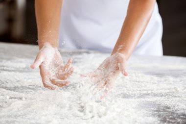 Hamur yapma Baker midsection