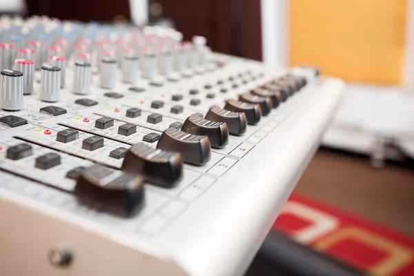 Botones en el mezclador de música gris en el estudio de grabación — Foto de Stock