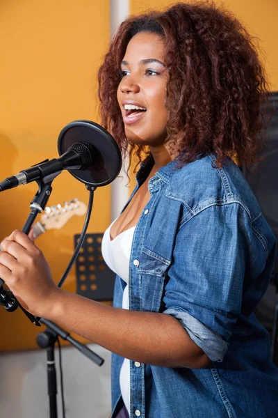 Membro da banda feminina cantando no estúdio de gravação — Fotografia de Stock