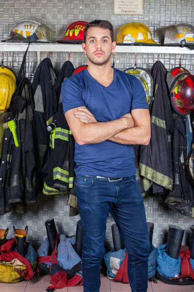 Agent de confiance debout à la caserne de pompiers — Photo