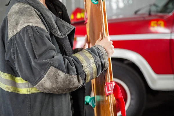 Brandweerman met houten brancard — Stockfoto