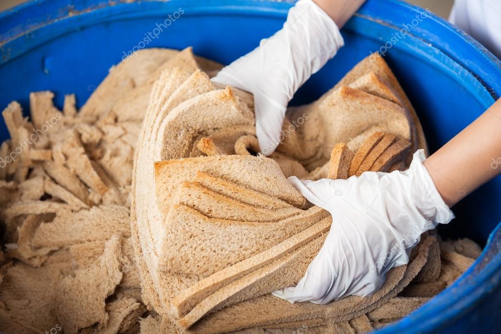 Переработка хлеба. Черствый хлеб. Хлебные отходы. Хлебная корка. Мука в студенецкий мукомольный завод.