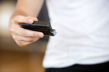 Spor salonunda glukoz monitör tutan adamın midsection