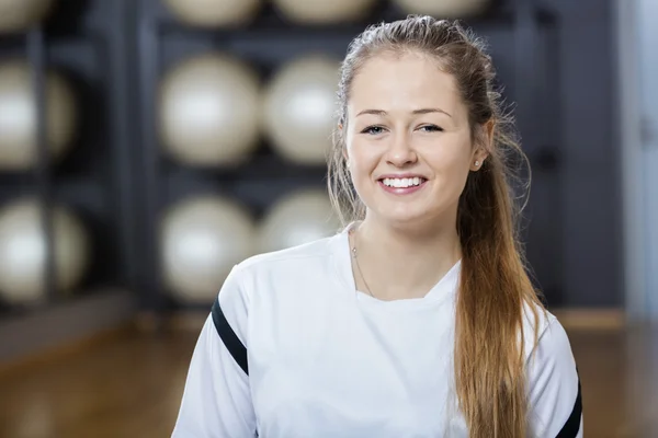 Självsäker ung kvinna ler i Gym — Stockfoto