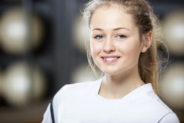 Spor salonunda gülümseyen genç kadın uygun — Stok fotoğraf