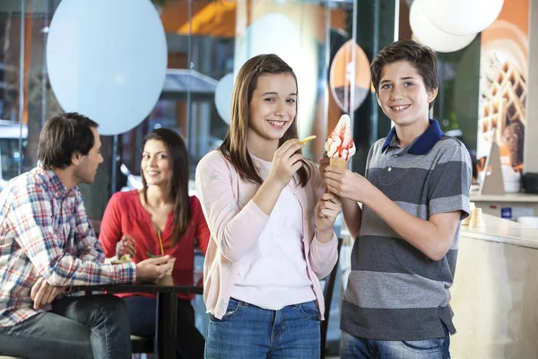 Smiling Brother And Sister Having Vanilla Ice Cream In Parlor — Stock Photo, Image