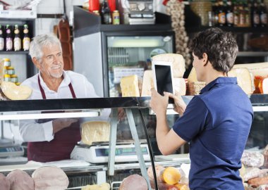 Satıcı sevk peynir dükkanında fotoğrafını adam