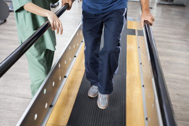 Komuta sizde barlar desteği ile kadın Physiotherapis tarafından yürüyüş