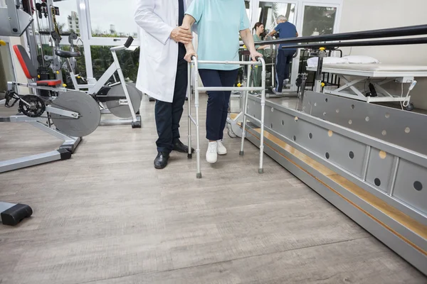 Baixa seção de fisioterapeuta mulher assistente com Walker — Fotografia de Stock