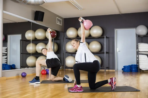 Amigos levantando Kettlebells em Turco Getup — Fotografia de Stock