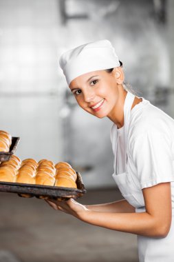Mutlu kadın Baker tepsi fırın içinde taze ekmek ile