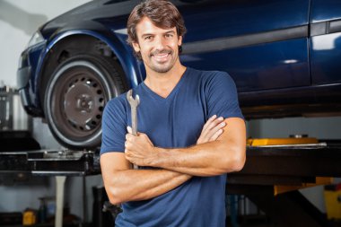 Mutlu mekanik silah tamircisi çarpı işareti ayakta