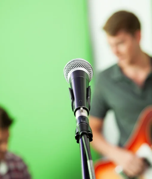 Fecho do microfone no estúdio de gravação — Fotografia de Stock