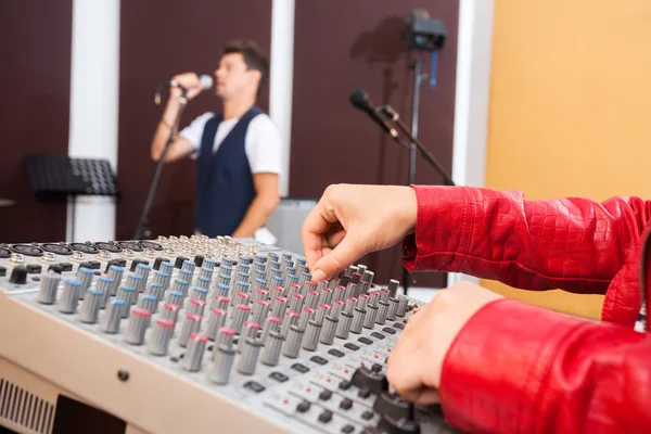 Ruce pracují na Music Mixer při zpěvu muž — Stock fotografie