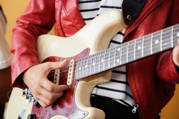 Mittelteil einer Frau, die E-Gitarre spielt — Stockfoto