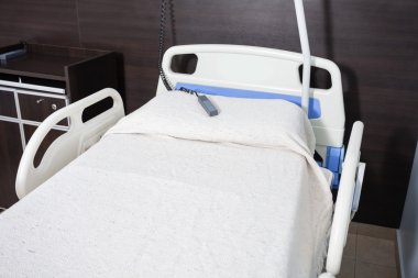 Rehabilitasyon Merkezi yatakta hemşire çağrı çan