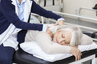 Rehabilitasyon Merkezi kıdemli hastada masaj veren fizyoterapist