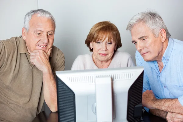 Persone anziane che utilizzano il computer in aula — Foto Stock