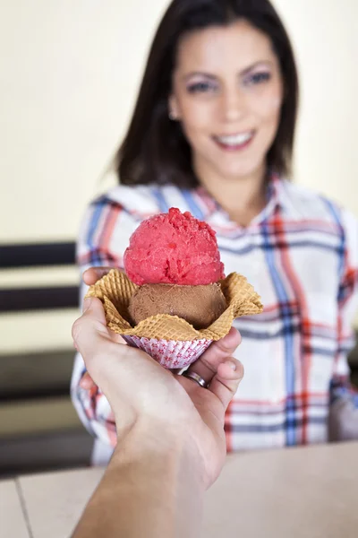 Hand gibt Eiscreme an Kundin — Stockfoto