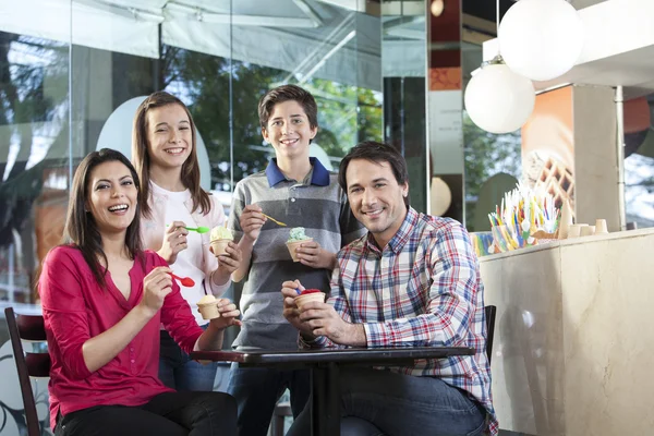 Familia feliz teniendo varios helados en el salón —  Fotos de Stock