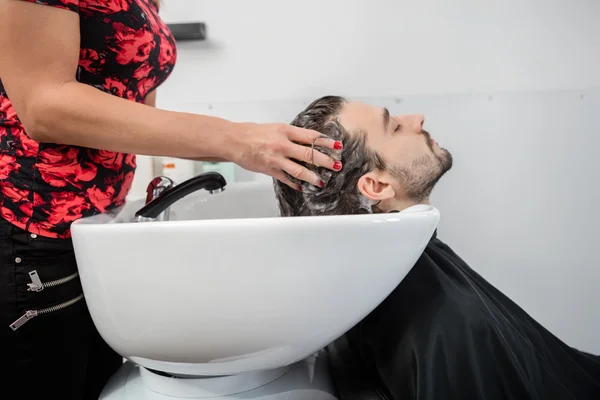 Hairstylist Washing Male Customers Hair At Salon — Stock Photo, Image