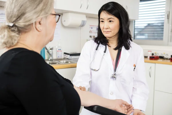 Selbstbewusster Arzt berührt vor Bluttest Arm älterer Patienten — Stockfoto