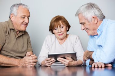 Üst düzey insanlar dijital Tablet sınıfta kullanma