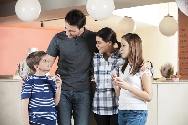 Aile çocuk Holding dondurma salonunda bakarak