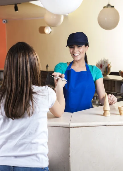 Ragazza dando Dollaro Nota alla cameriera in gelateria — Foto Stock