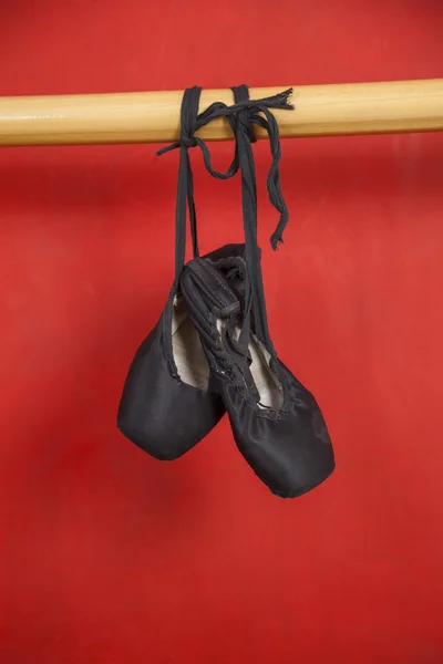 Zapatos de Ballet Colgando de Barras — Foto de Stock