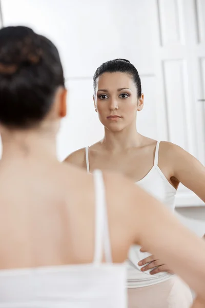 Ballet Dancer Looking At Mirror While Practicing In Studio — Stock Photo, Image