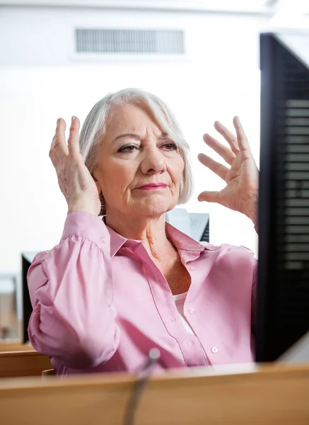 Senior vrouw Computer In de klas kijken benadrukt — Stockfoto