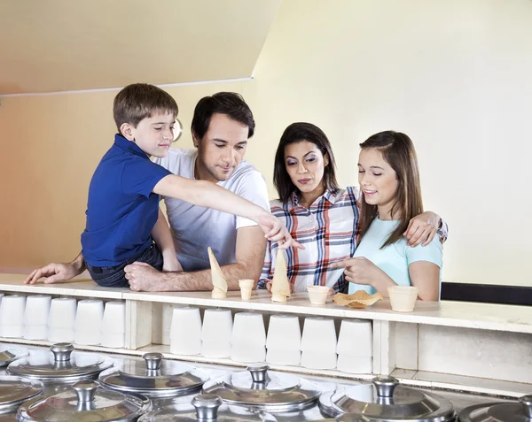 Barn att välja glass koppar och kottar med föräldrar — Stockfoto