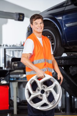 Gülümseyen makinist alaşım Holding