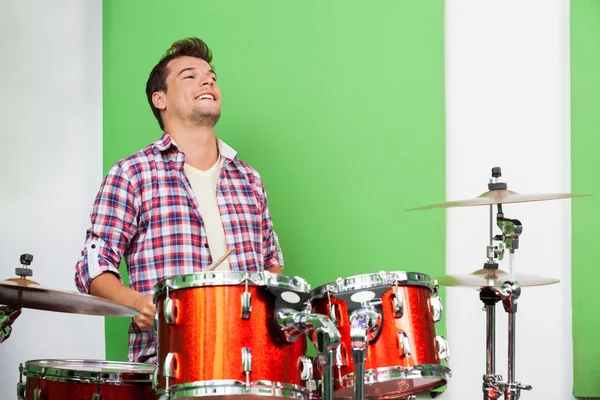 남성 전문 녹음 스튜디오에서 드럼을 재생 — 스톡 사진