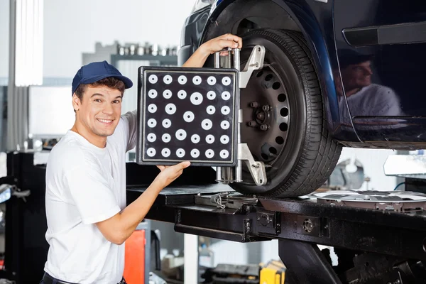 Mechanic Using Wheel Aligner On Car — Stock Photo, Image