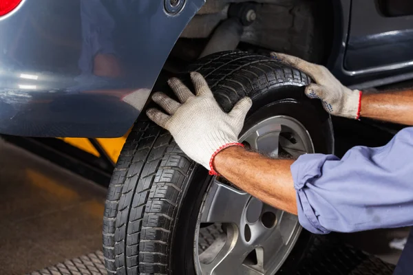 Mecánico de reparación de neumáticos de coche —  Fotos de Stock