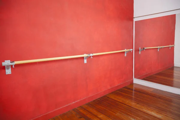 在工作室里的红墙芭蕾把杆 — 图库照片