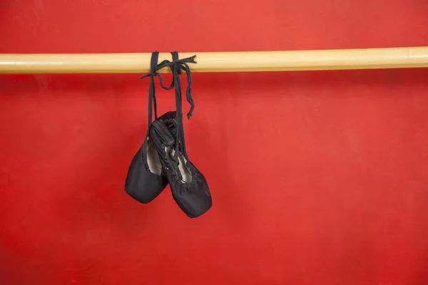 Vieilles chaussures de ballet suspendues à Barre — Photo