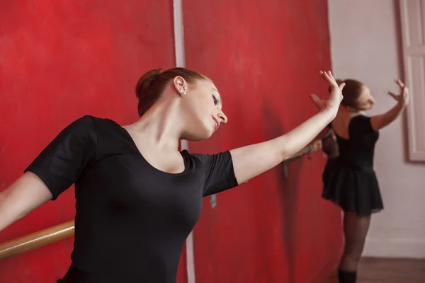 Femme pratiquant la danse de ballet en studio — Photo