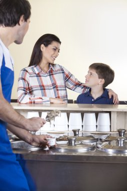 Aile birbirine dondurma hazırlama garson bakarak