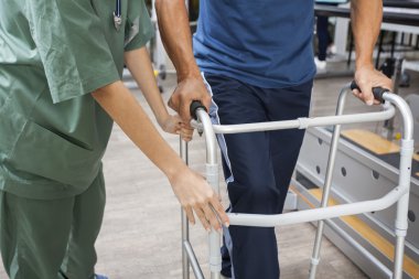 Midsection Walker kullanarak yürümeyi komuta sizde yardımcı hemşire