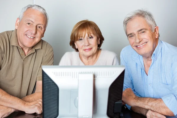 Gelukkig Senior vrienden met behulp van de Computer In de klas — Stockfoto