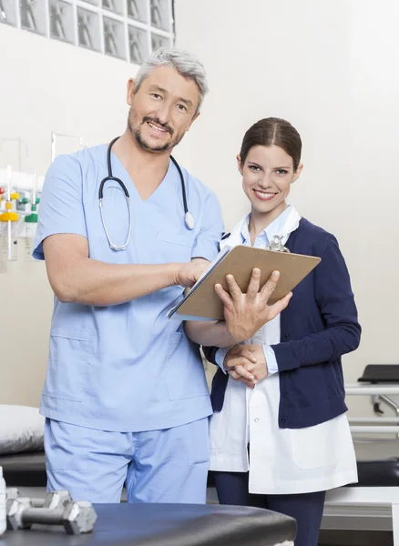 Happy Physiotherapist With Clipboard At Rehab Center — Stock Photo, Image